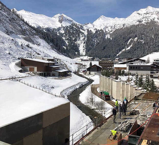 Umbauarbeiten im Außenbereich vor Schneepanorama