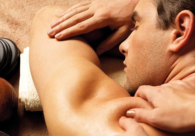 Mann bei der Rückenmassage