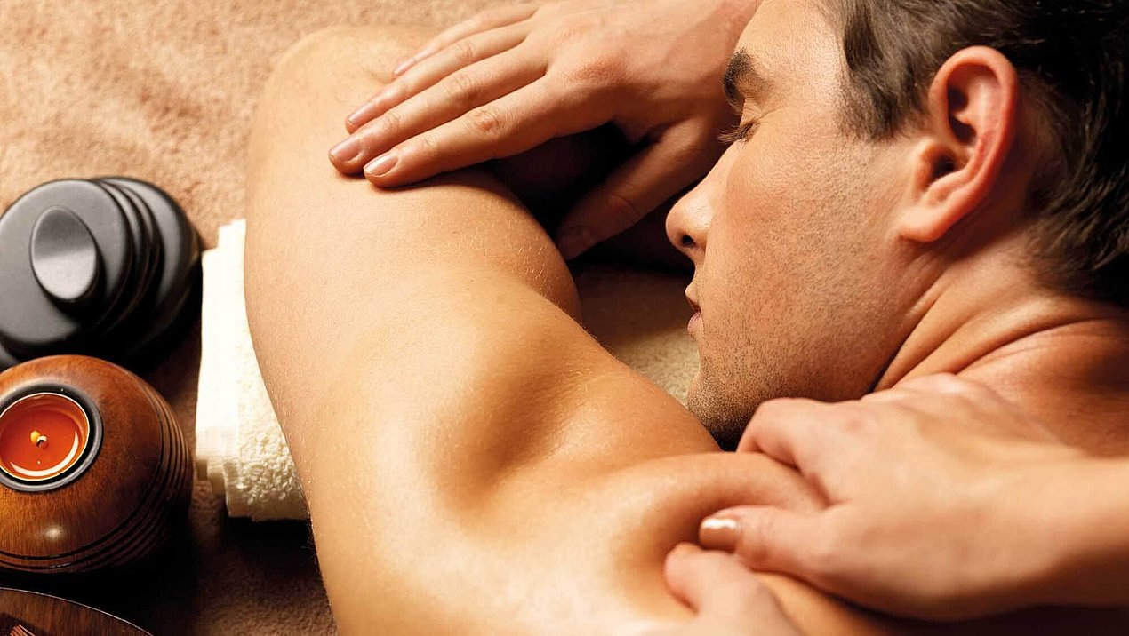 Mann bei der Rückenmassage