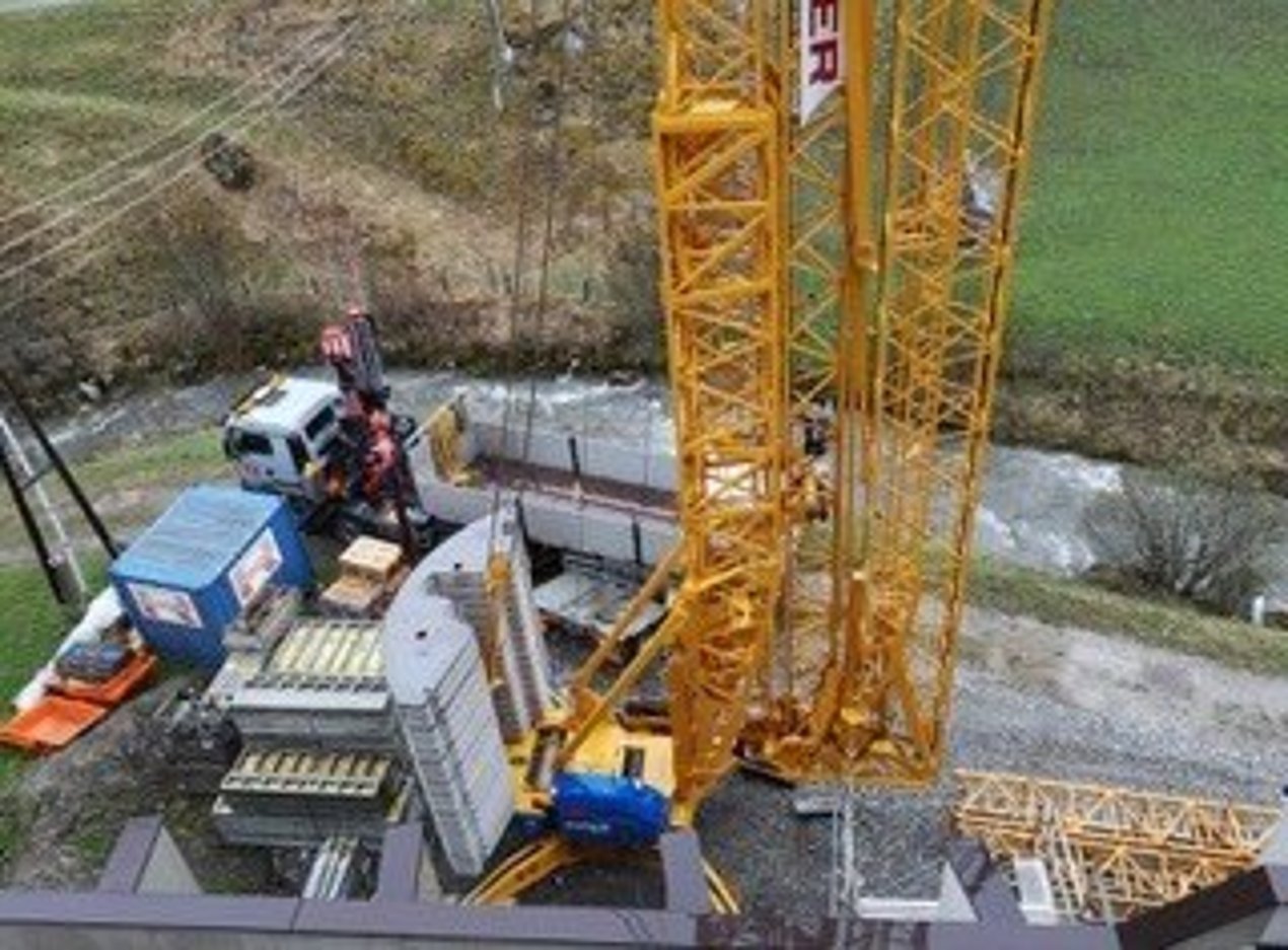 Außenumbauarbeiten mit Kran von oben
