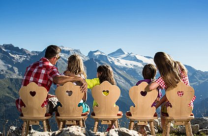 Familie vor Bergpanorama