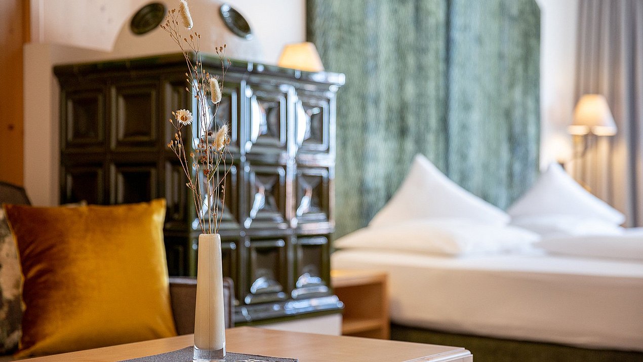 Couchtisch mit Deko in der Juniorsuite Enzian