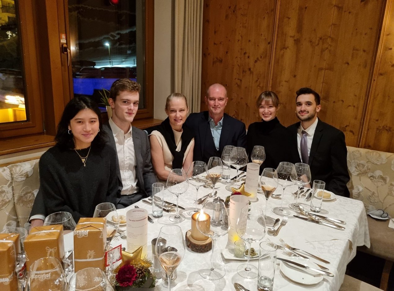 Menschen am Esstisch im Restaurant des Alpenhofs