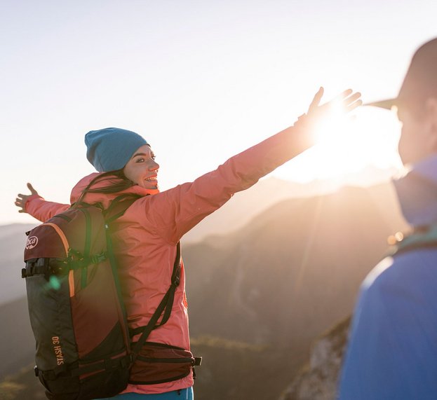 Paar am Berg bei Sonnenaufgang