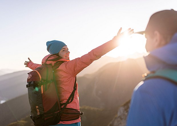 Paar am Berg bei Sonnenaufgang Paar am Berg bei Sonnenaufgang
