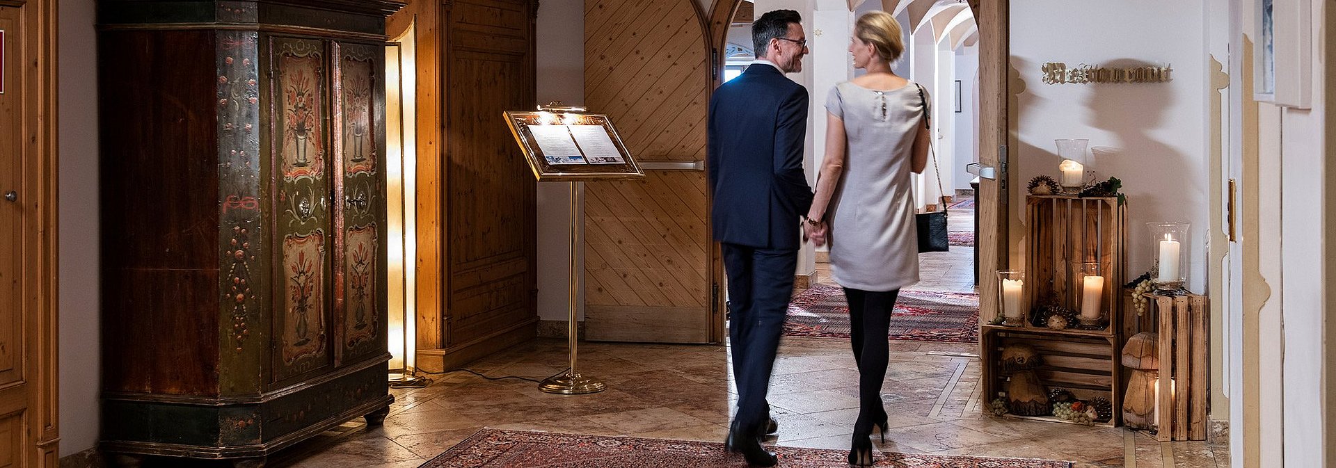 Paar auf dem Weg ins Restaurant