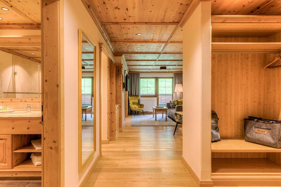 Ein einladender Raum mit Holzverkleidung, der eine gemütliche Sitzecke und einen Blick auf das Tageslicht bietet.