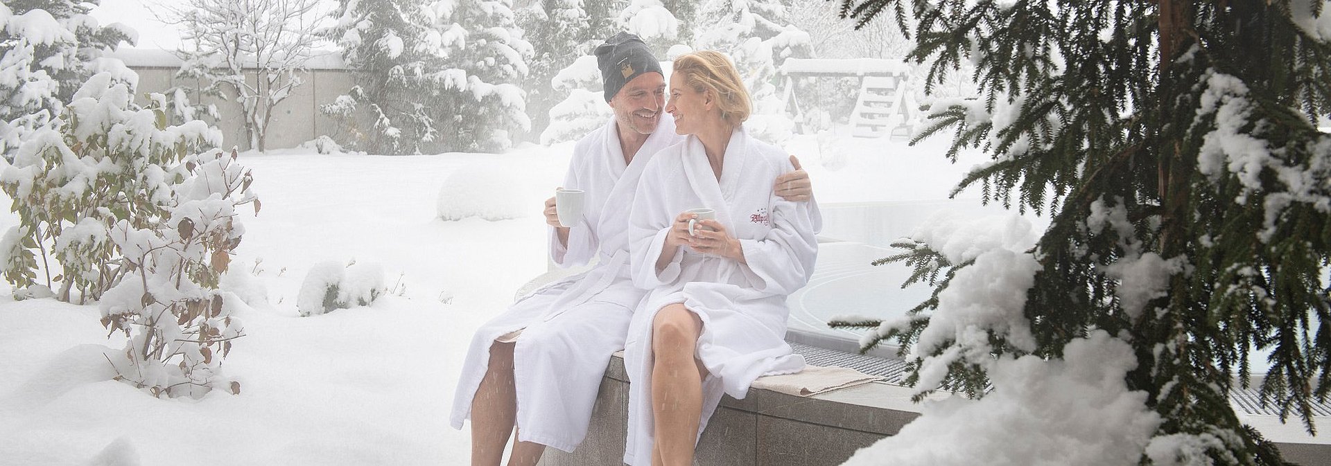 Außenpool  mit Paar im Winter