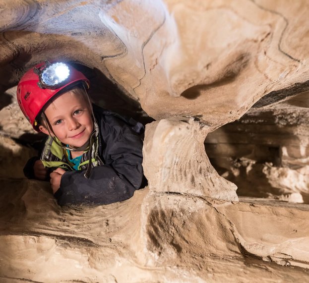 Kind in der Höhle