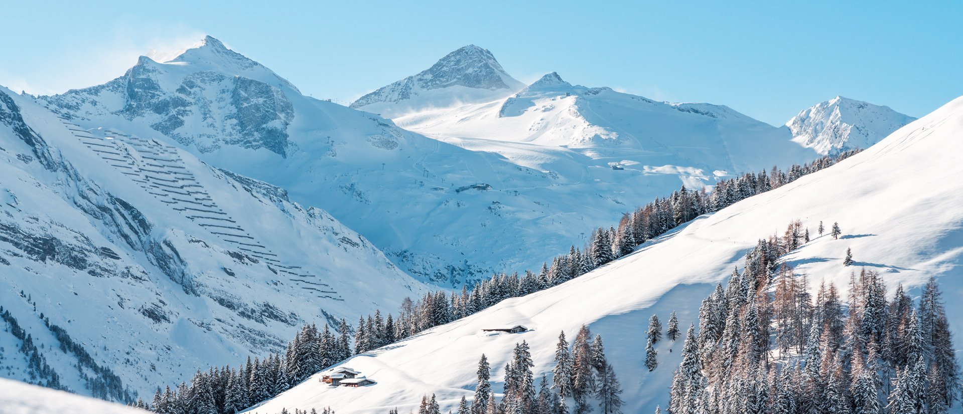 Wunderschöne Aussicht auf die schneebedeckte Landschaft des Hintertuxer Gletschers, der Brandalm mit strahlend blauem Himmel