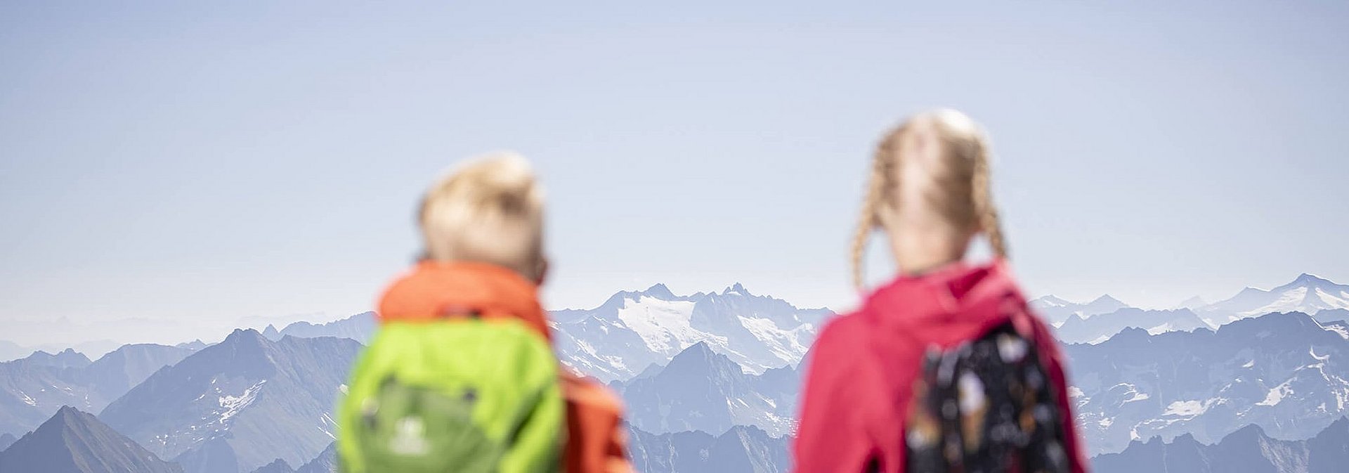 Kinder vor Bergpanorama