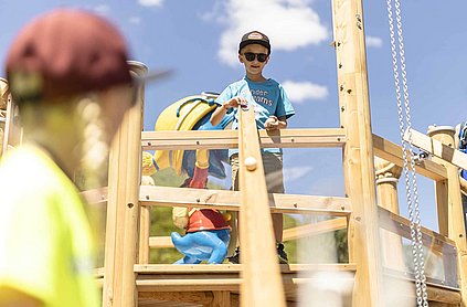 Kinder am Kletterturm