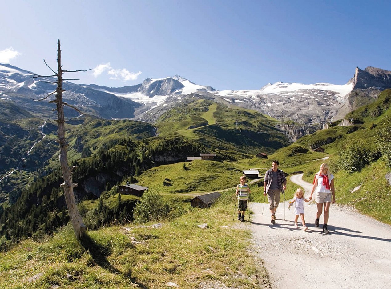Familie beim Wandern