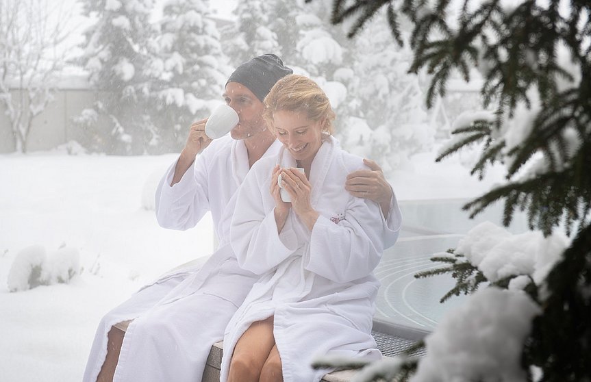 Paar trinkt Tee im Alpengarten im Hotel Alpenhof