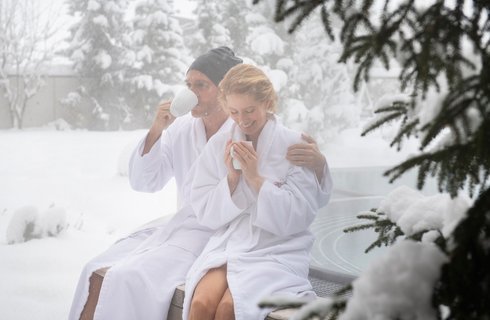 Paar trinkt Tee im Alpengarten im Hotel Alpenhof