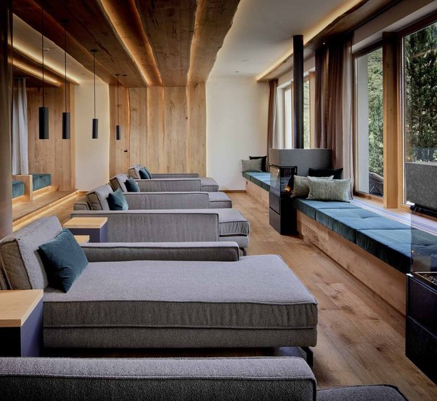 Gemütliche Liegen im Ruheraum im VITALIS SPA im Hotel Alpenhof