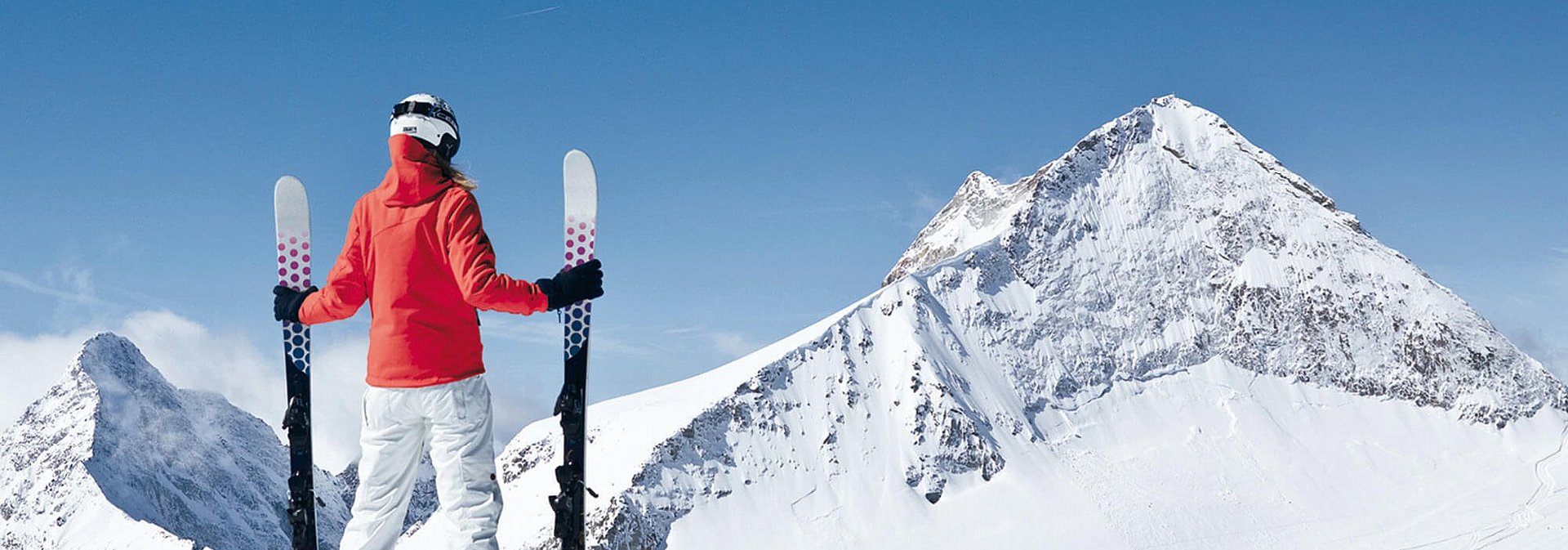 Skifahrer vor Gletscherpanorama