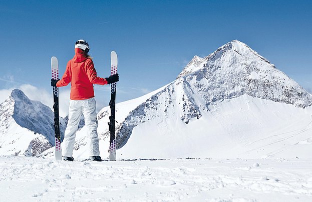 Skifahrer vor Gletscherpanorama