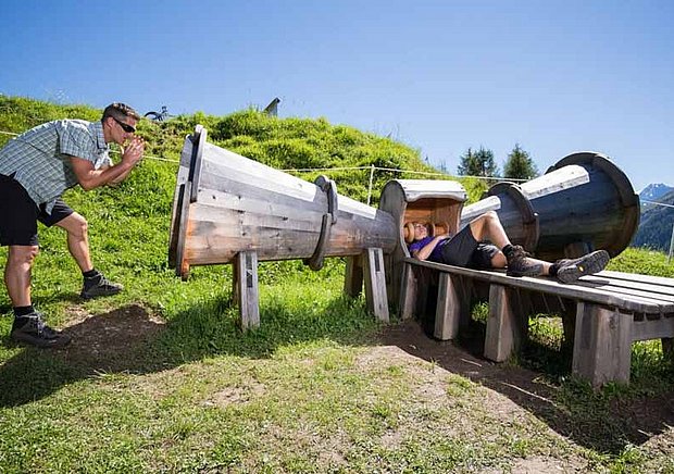 Vater mit Sohn am Spielplatz