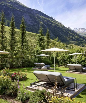 Liegen in einem Garten mit Bergblick