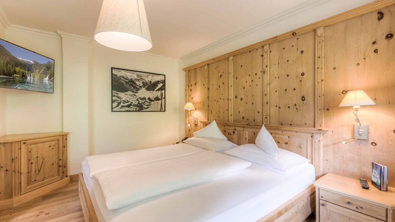 Das Doppelbett in der Suite Goldstern