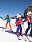 Familie beim Skifahren im Zillertal