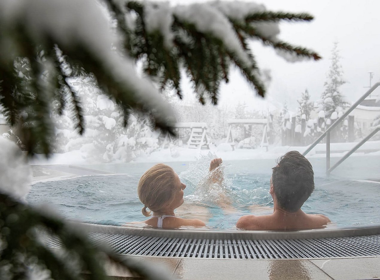 Paar im Whirlpool im Winter