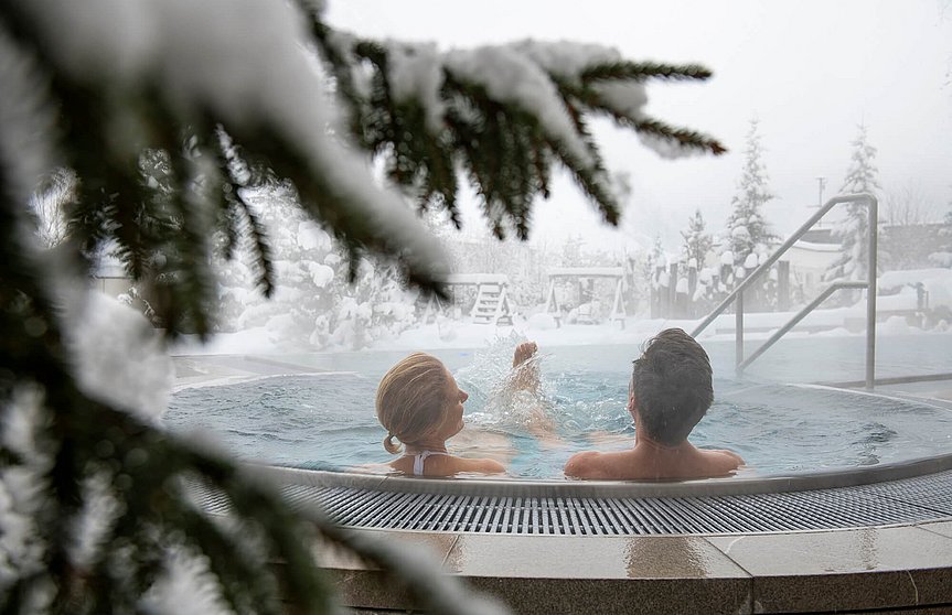 Paar im Whirlpool im Winter