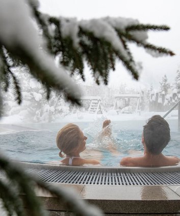 Paar im Whirlpool im Winter