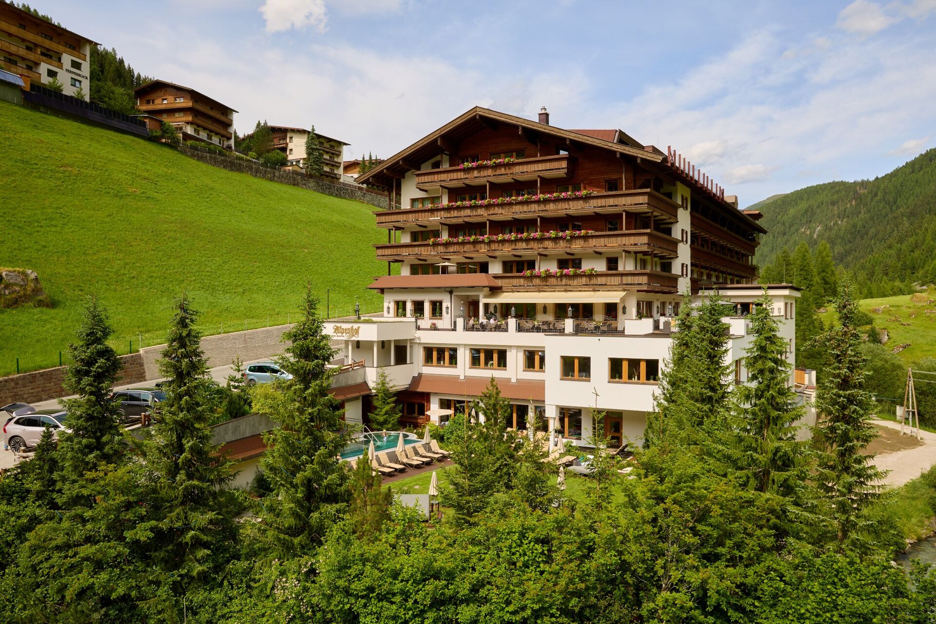 Das Hotel Alpenhof im Sommer.