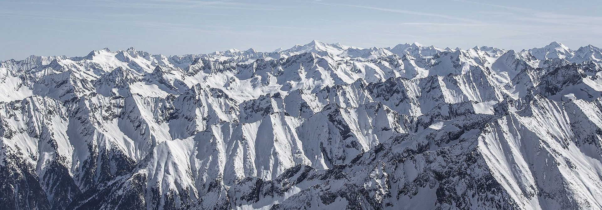 Verschneite Gipfel im Zillertal