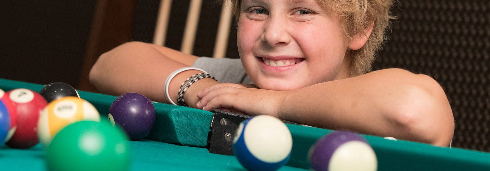 Kind am Billardtisch