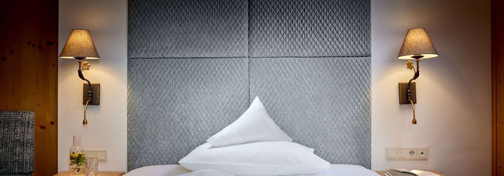 Bett Einzelzimmer Himmelschluessel mit Polstern