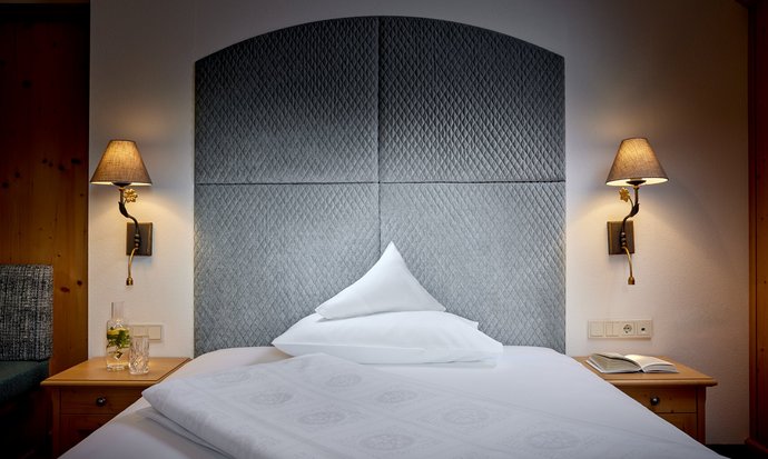 Bett Einzelzimmer Himmelschluessel mit Polstern