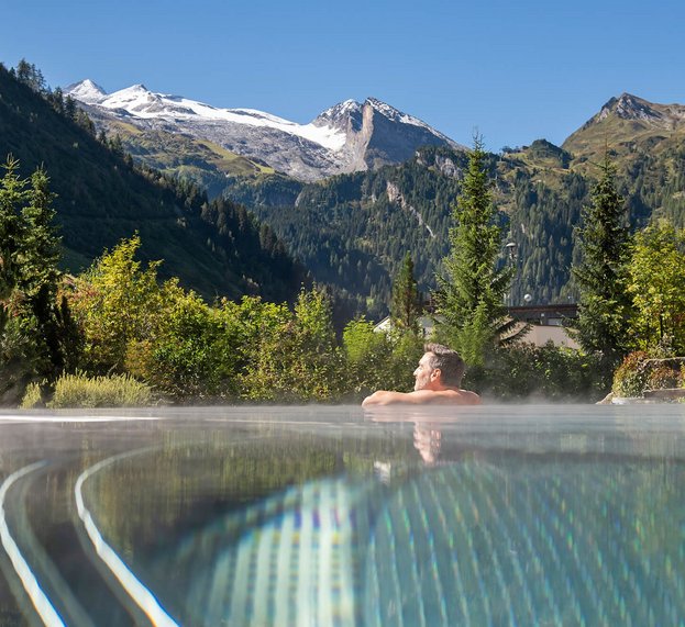 Mann entspannt im Pool