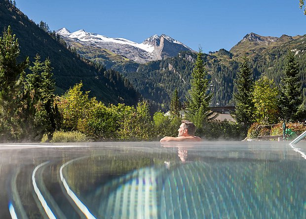 Mann entspannt im Pool Mann entspannt im Pool