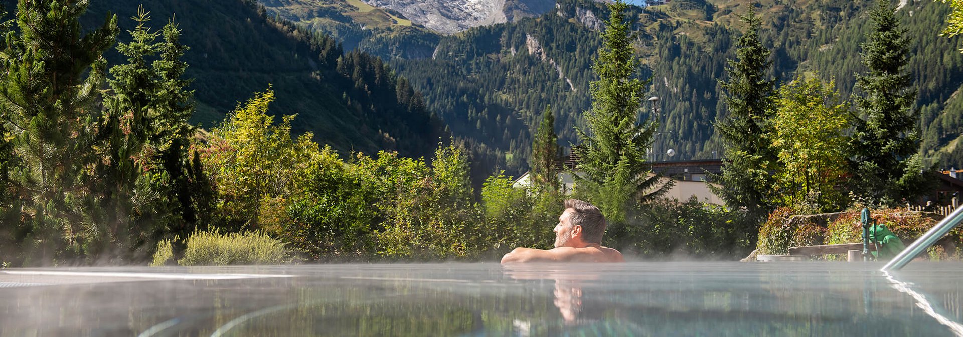 Mann entspannt im Pool