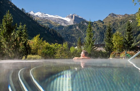 Mann entspannt im Pool