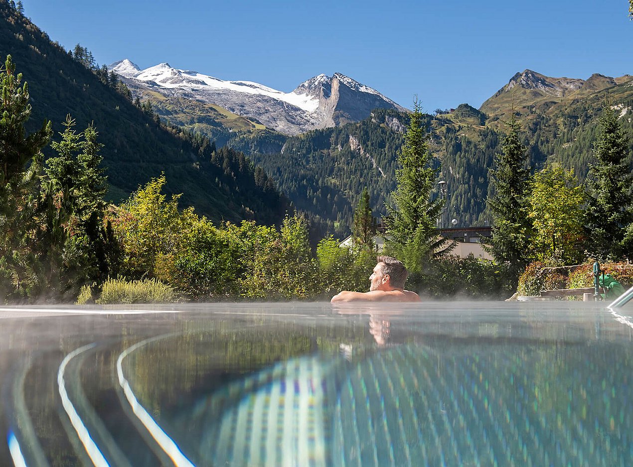 Mann entspannt im Pool