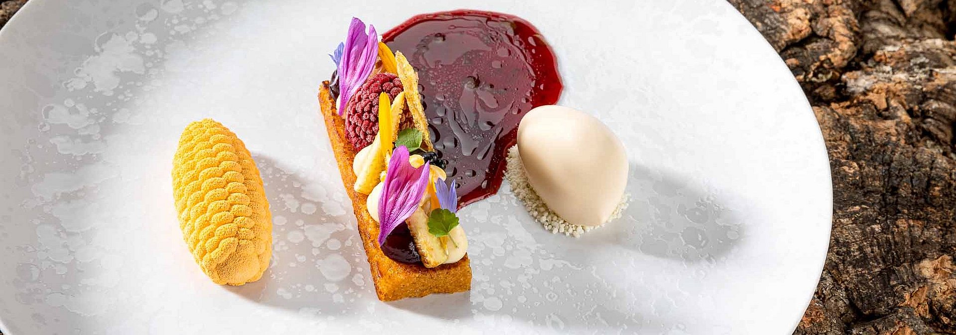 Eine Dessertvariation mit raffinierter Dekoration auf einem weißen Teller