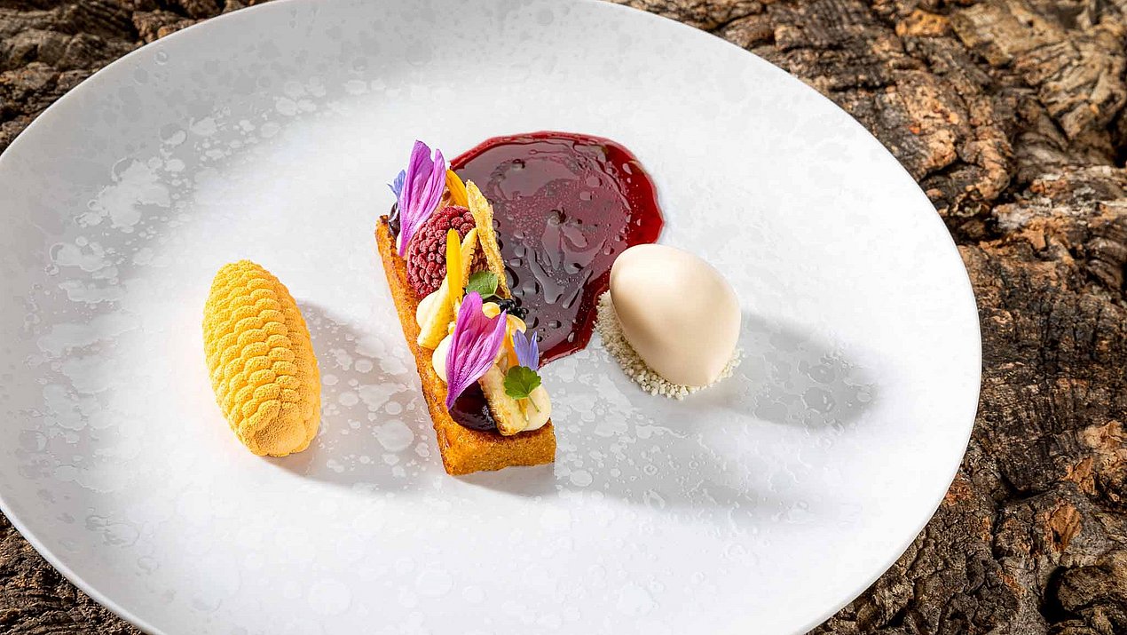 Eine Dessertvariation mit raffinierter Dekoration auf einem weißen Teller