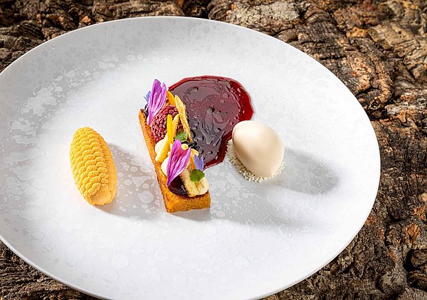 Eine Dessertvariation mit raffinierter Dekoration auf einem weißen Teller