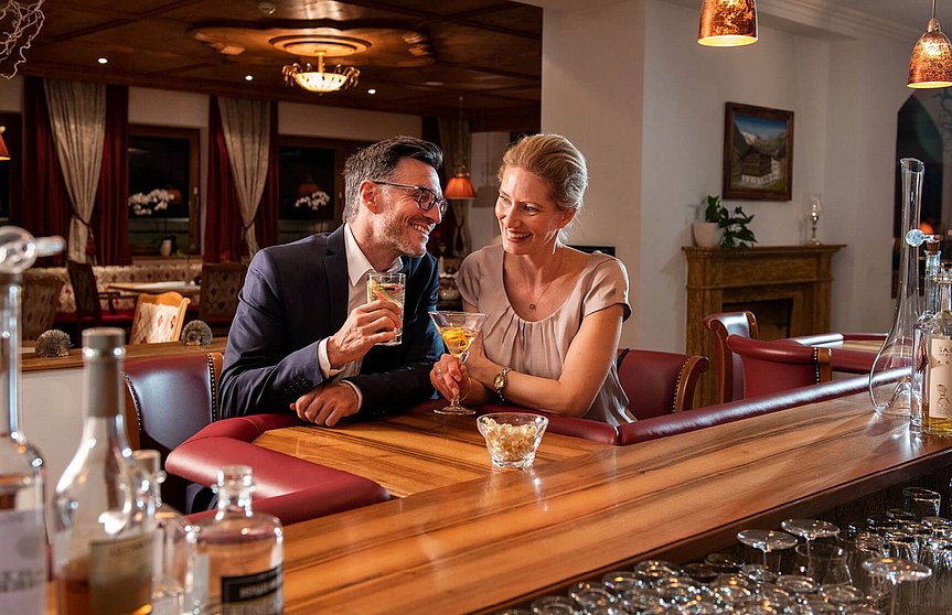 Paar an der Hotelbar