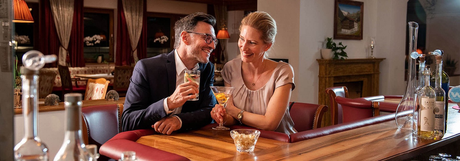 Paar an der Hotelbar
