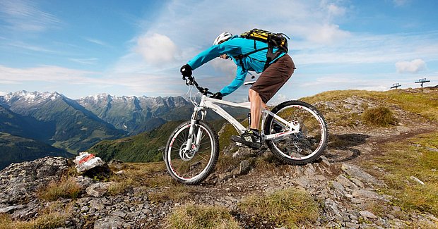 Mountainbiker beim Downhill