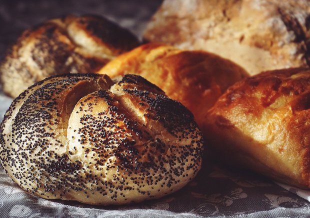 Eine Mohnsemmel und Gebäck