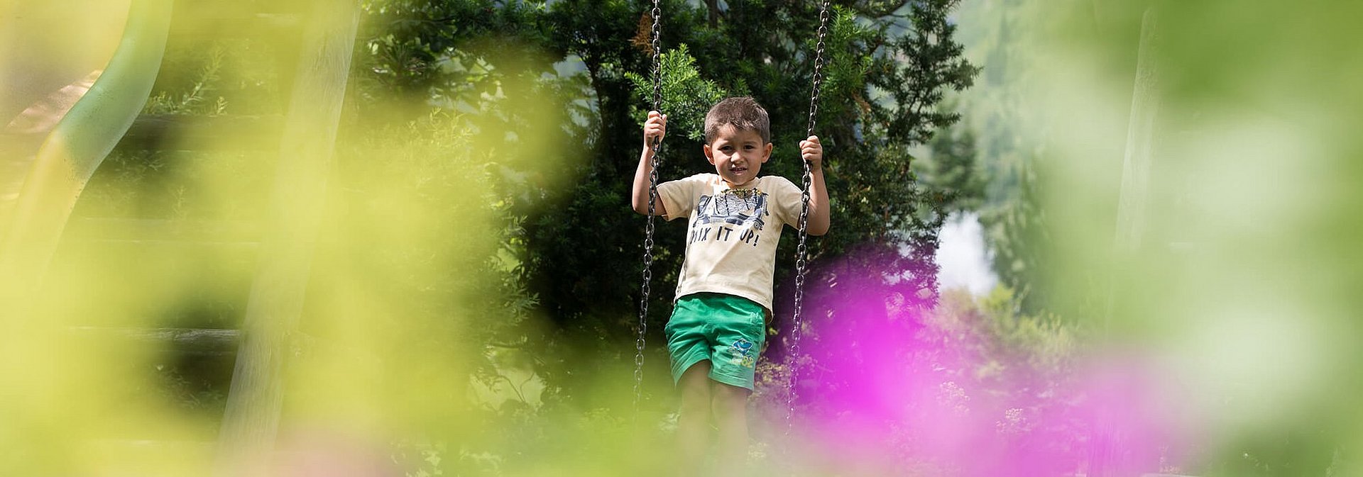 Kind schaukelt am Spielplatz