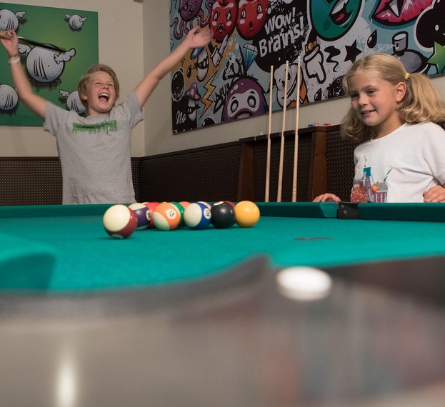 Kinder spielen Billard