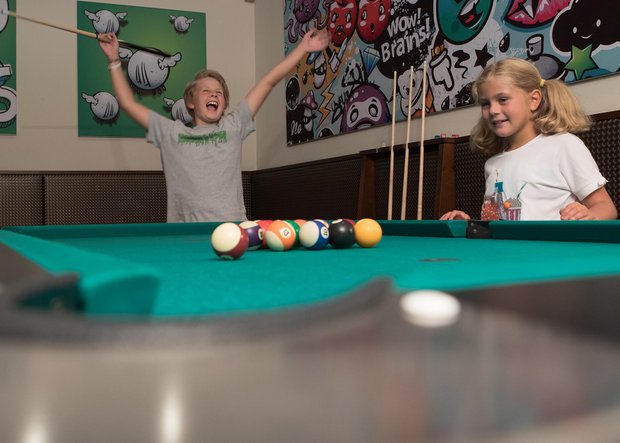 Kinder spielen Billard