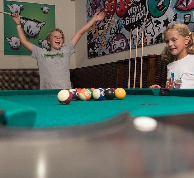 Kinder spielen Billard